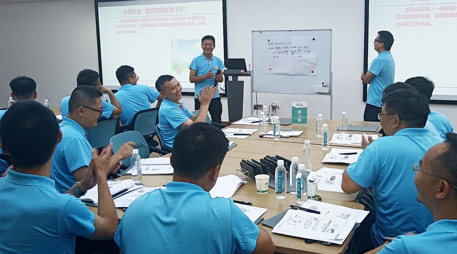 卡卡湾88学员们在课上进行小组作业课堂展示